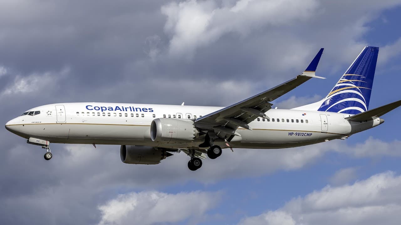 Commercial aircraft in flight, representing Eli Özcan's interest in aviation engineering
